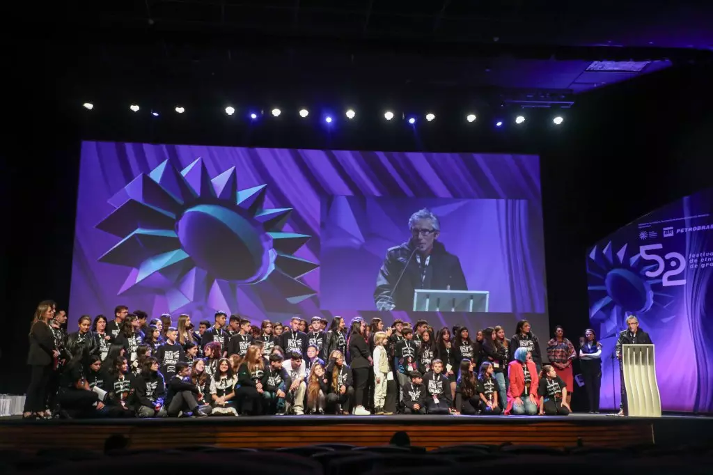 00315 | 08/08/2024 - 52º Festival de Cinema de Gramado - Educavídeo - homenageado Nelson Diniz e alunos do projeto Educavídeo | Foto: Edison Vara/Agência Pressphoto