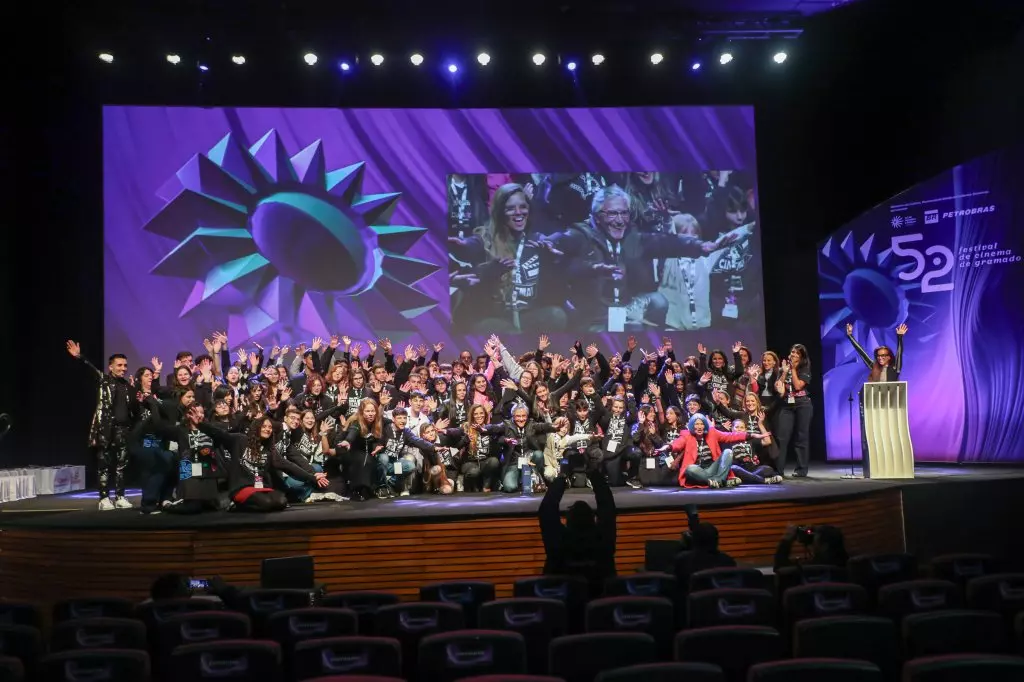 00333 | 08/08/2024 - 52º Festival de Cinema de Gramado - Educavídeo - homenageado Nelson Diniz e alunos do projeto Educavídeo | Foto: Edison Vara/Agência Pressphoto