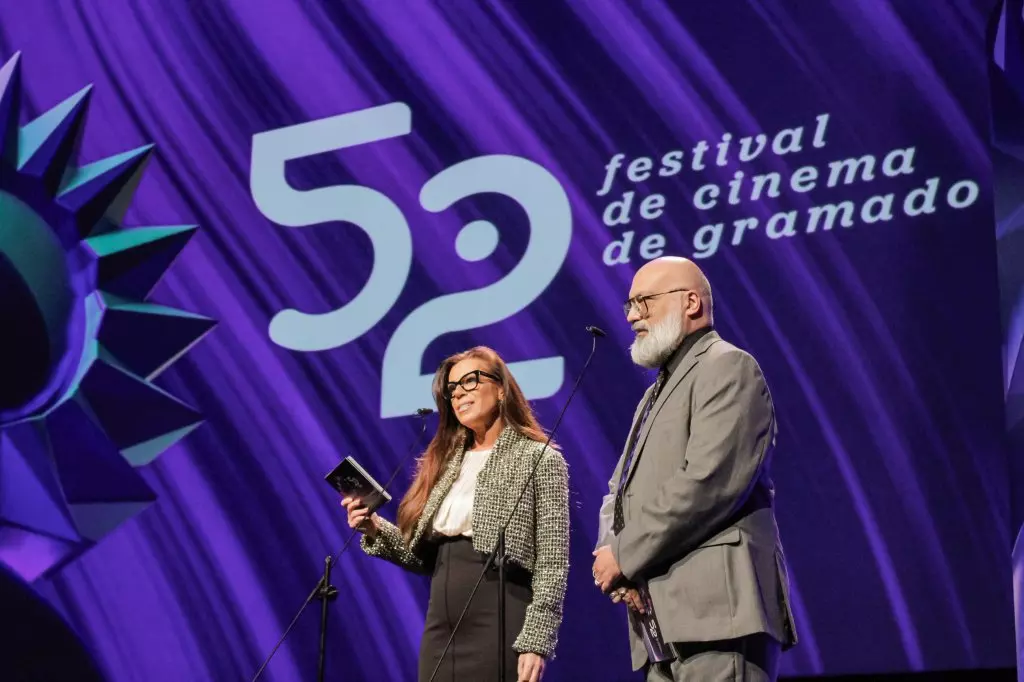 01798 | 09/08/2024 - 52º Festival de Cinema de Gramado - Apresentadores do Festival, Marla Martins e Roger Lerina | Foto: Ticiane da Silva/Agência Pressphoto