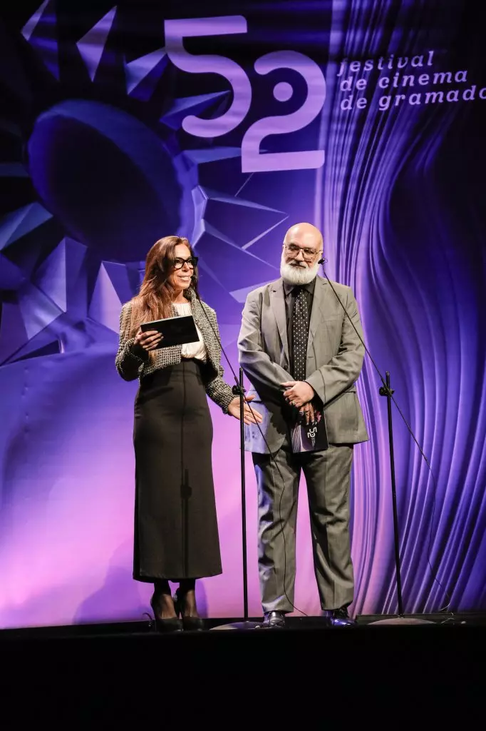 02004 | 09/08/2024 - 52º Festival de Cinema de Gramado - Apresentadores do Festival, Marla Martins e Roger Lerina | Foto: Cleiton Thiele/Agência Pressphoto