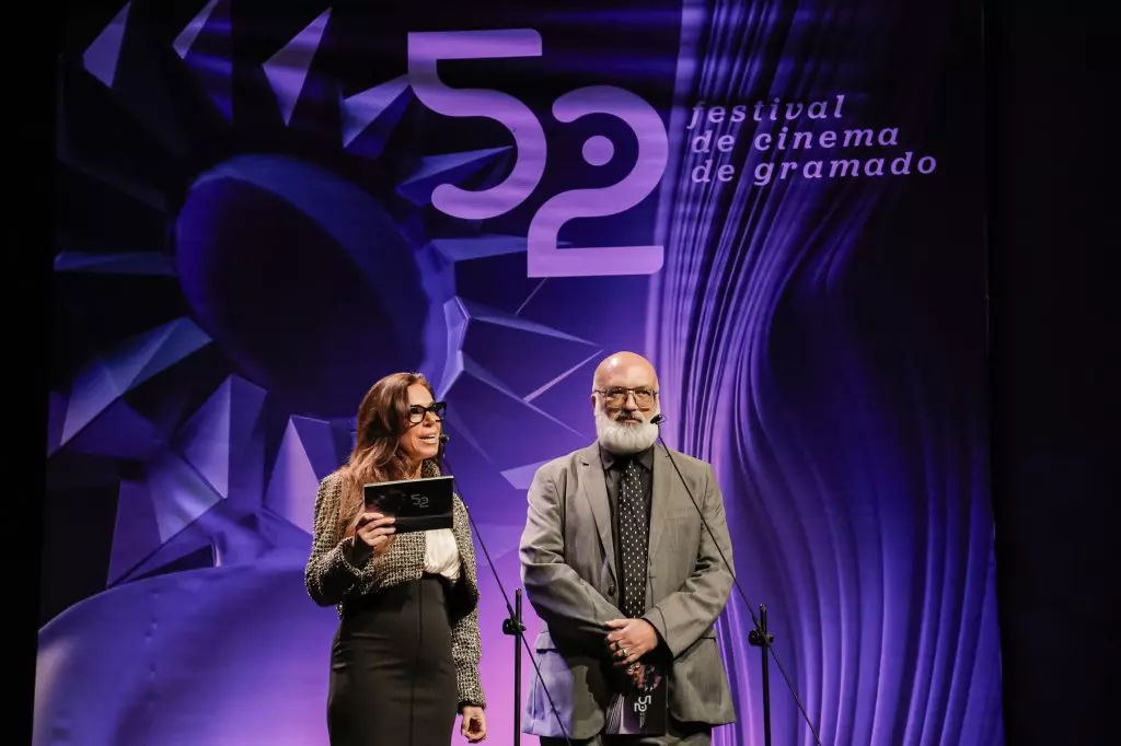 02009 | 09/08/2024 - 52º Festival de Cinema de Gramado - Apresentadores do Festival, Marla Martins e Roger Lerina | Foto: Cleiton Thiele/Agência Pressphoto