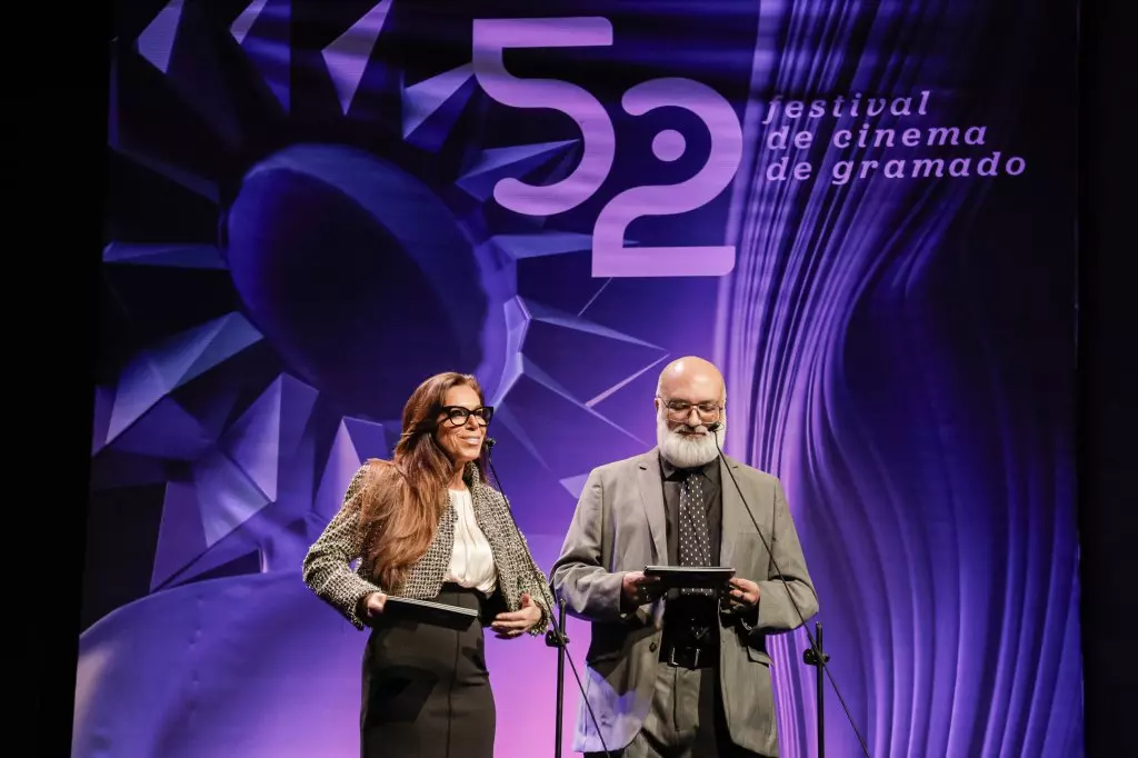 02011 | 09/08/2024 - 52º Festival de Cinema de Gramado - Apresentadores do Festival, Marla Martins e Roger Lerina | Foto: Cleiton Thiele/Agência Pressphoto