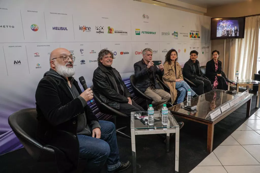 02049 | 10/08/2024 - 52º Festival de Cinema de Gramado - Debate do filme de abertura "Motel Destino" - apresentador e mediador Roger Lerina, produtor Fabiano Gulane, atores Fabio Assunção, Nataly Roch e Iago Xavier e a produtora Janaina Bernardes | Foto: Cleiton Thiele/Agência Pressphoto