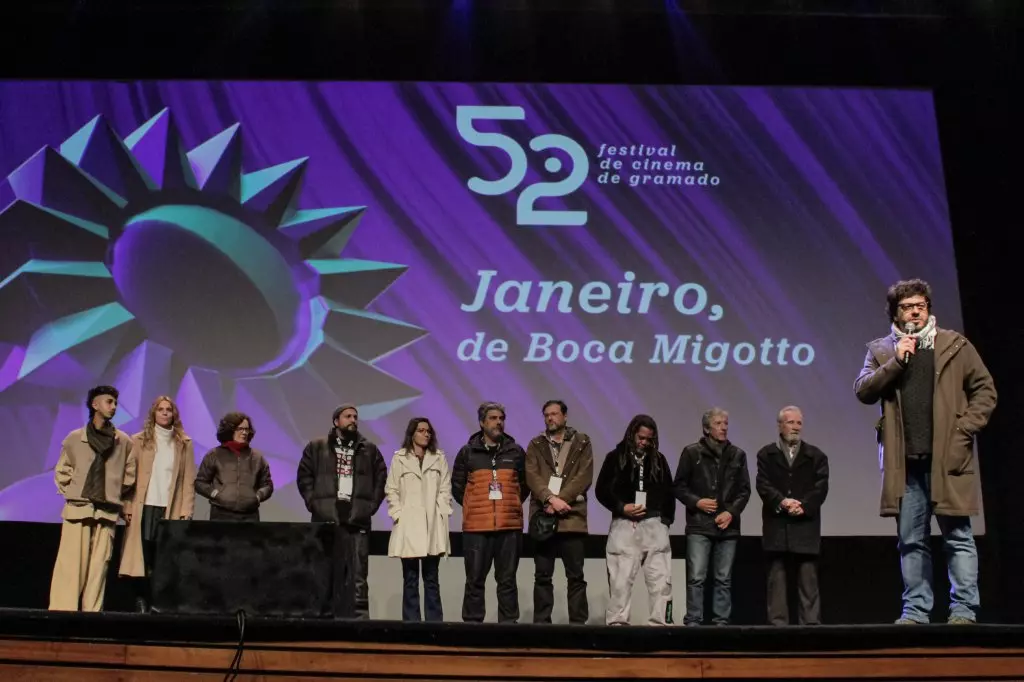 02305 | 10/08/2024 - 52º Festival de Cinema de Gramado - Mostra de Curtas Gaúchos - Prêmio Assembléia Legislativa - Equipe do curta-metragem "Janeiro" | Foto: Ticiane da Silva/Agência Pressphoto