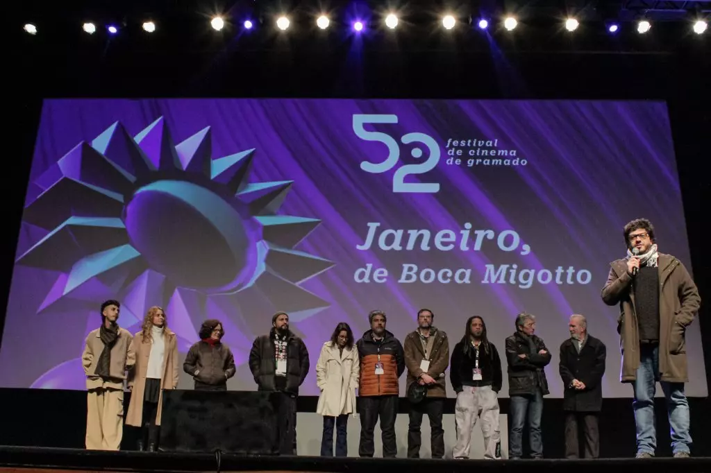 02308 | 10/08/2024 - 52º Festival de Cinema de Gramado - Mostra de Curtas Gaúchos - Prêmio Assembléia Legislativa - Equipe do curta-metragem "Janeiro" | Foto: Ticiane da Silva/Agência Pressphoto