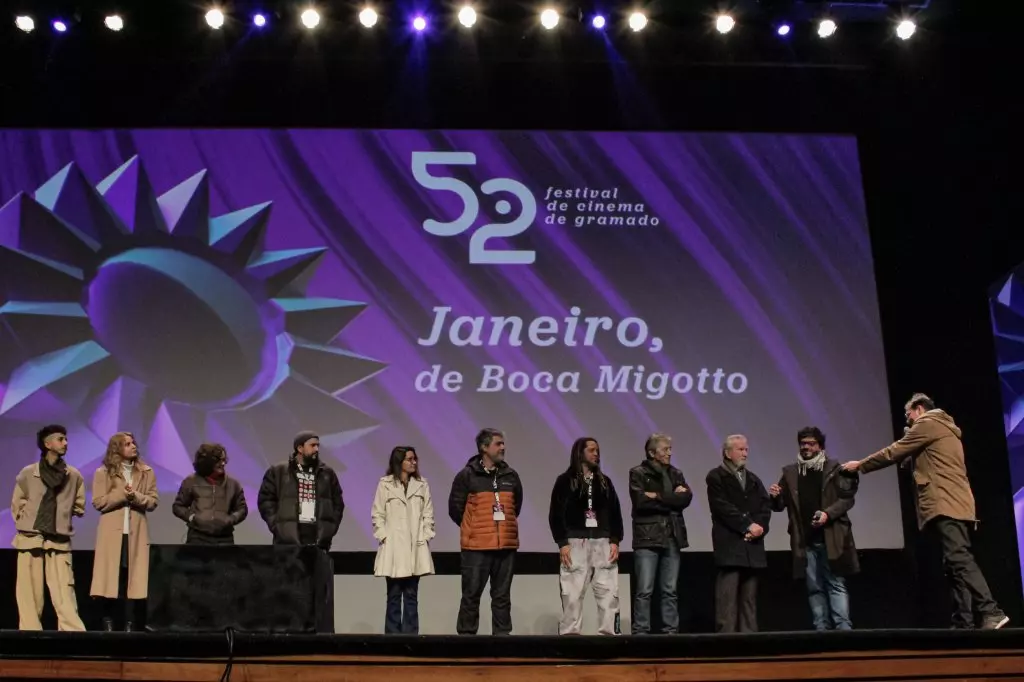 02322 | 10/08/2024 - 52º Festival de Cinema de Gramado - Mostra de Curtas Gaúchos - Prêmio Assembléia Legislativa - Equipe do curta-metragem "Janeiro" | Foto: Ticiane da Silva/Agência Pressphoto