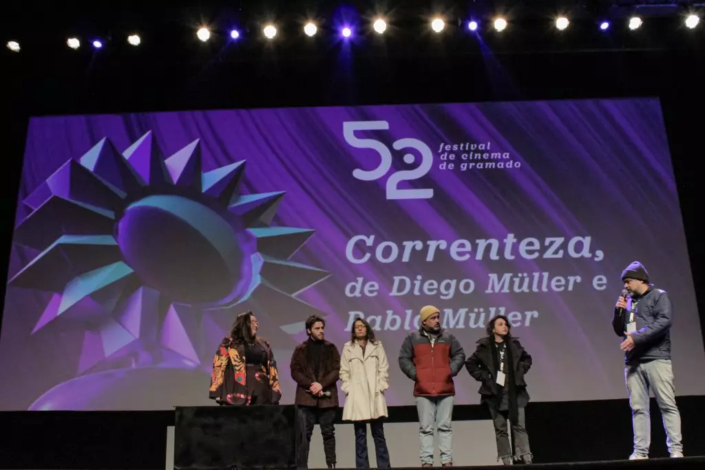 02340 | 10/08/2024 - 52º Festival de Cinema de Gramado - Mostra de Curtas Gaúchos - Prêmio Assembléia Legislativa - Equipe do curta-metragem gaúcho "Correnteza" | Foto: Ticiane da Silva/Agência Pressphoto