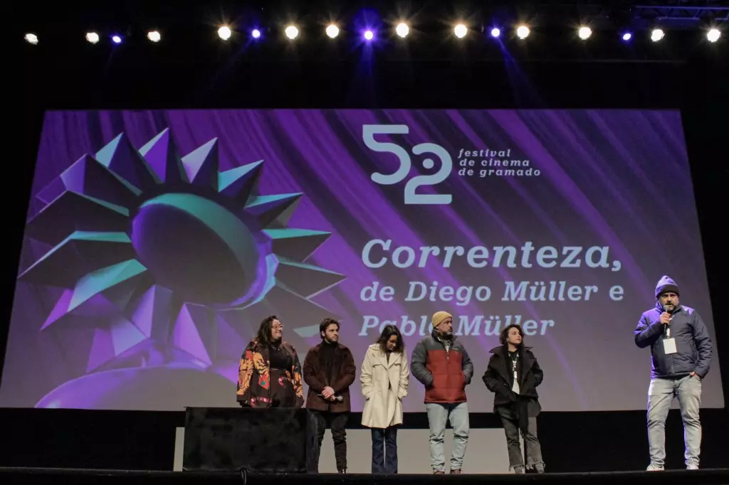 02344 | 10/08/2024 - 52º Festival de Cinema de Gramado - Mostra de Curtas Gaúchos - Prêmio Assembléia Legislativa - Equipe do curta-metragem gaúcho "Correnteza" | Foto: Ticiane da Silva/Agência Pressphoto