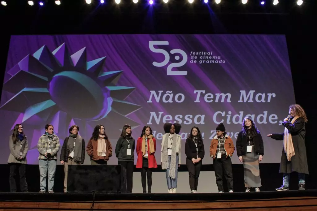 02357 | 10/08/2024 - 52º Festival de Cinema de Gramado - Mostra de Curtas Gaúchos - Prêmio Assembléia Legislativa - Equipe do curta-metragem gaúcho "Não Tem Mar Nessa Cidade" | Foto: Ticiane da Silva/Agência Pressphoto