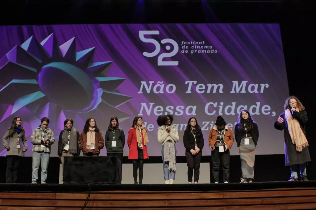 02360 | 10/08/2024 - 52º Festival de Cinema de Gramado - Mostra de Curtas Gaúchos - Prêmio Assembléia Legislativa - Equipe do curta-metragem gaúcho "Não Tem Mar Nessa Cidade" | Foto: Ticiane da Silva/Agência Pressphoto