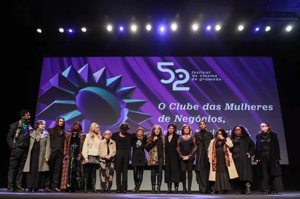 02506 | 10/08/2024 - 52º Festival de Cinema de Gramado - Equipe do longa-metragem brasileiro "O Clube das Mulheres de Negócios" | Foto: Edison Vara/Agência Pressphoto