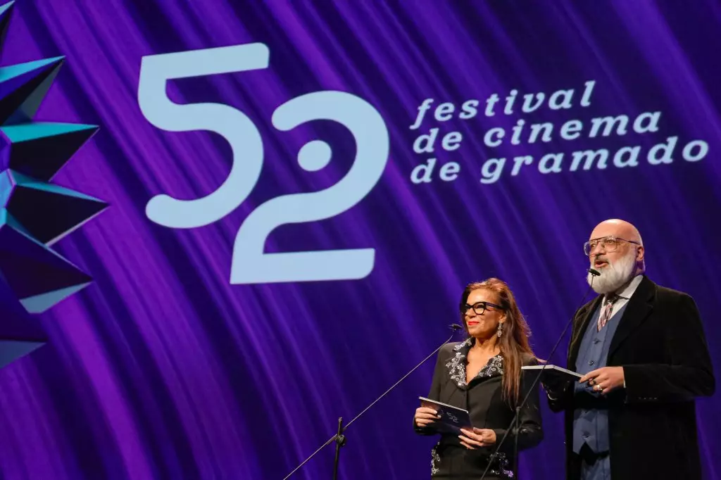 02901 | 10/08/2024 - 52º Festival de Cinema de Gramado - Apresentadores do Festival, Marla Martins e Roger Lerina | Foto: Cleiton Thiele/Agência Pressphoto