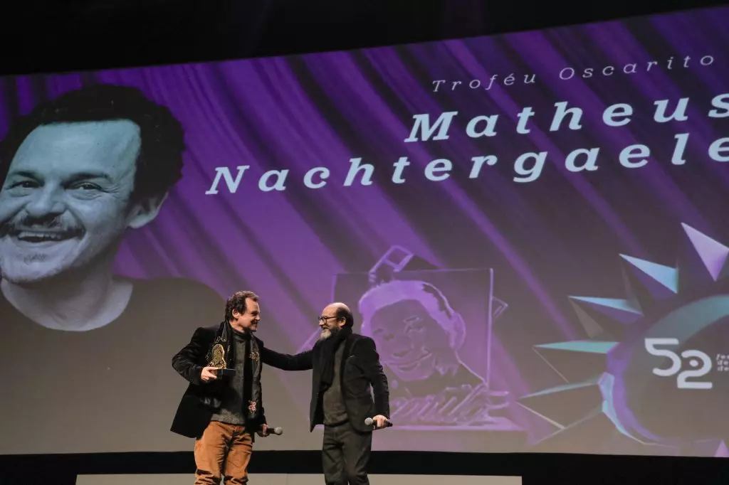 03473 | 10/08/2024 - 52º Festival de Cinema de Gramado - Matheus Nachtergaele recebe o troféu Oscarito, entregue pelo curador do Festival, Marcos Santuário | Foto: Cleiton Thiele/Agência Pressphoto