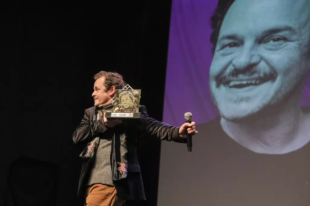 03477 | 10/08/2024 - 52º Festival de Cinema de Gramado - Matheus Nachtergaele recebe o troféu Oscarito, entregue pelo curador do Festival, Marcos Santuário | Foto: Cleiton Thiele/Agência Pressphoto