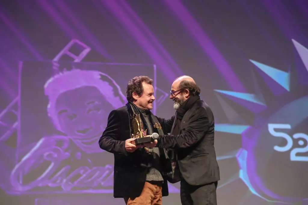 03494 | 10/08/2024 - 52º Festival de Cinema de Gramado - Matheus Nachtergaele recebe o troféu Oscarito, entregue pelo curador do Festival, Marcos Santuário | Foto: Edison Vara/Agência Pressphoto