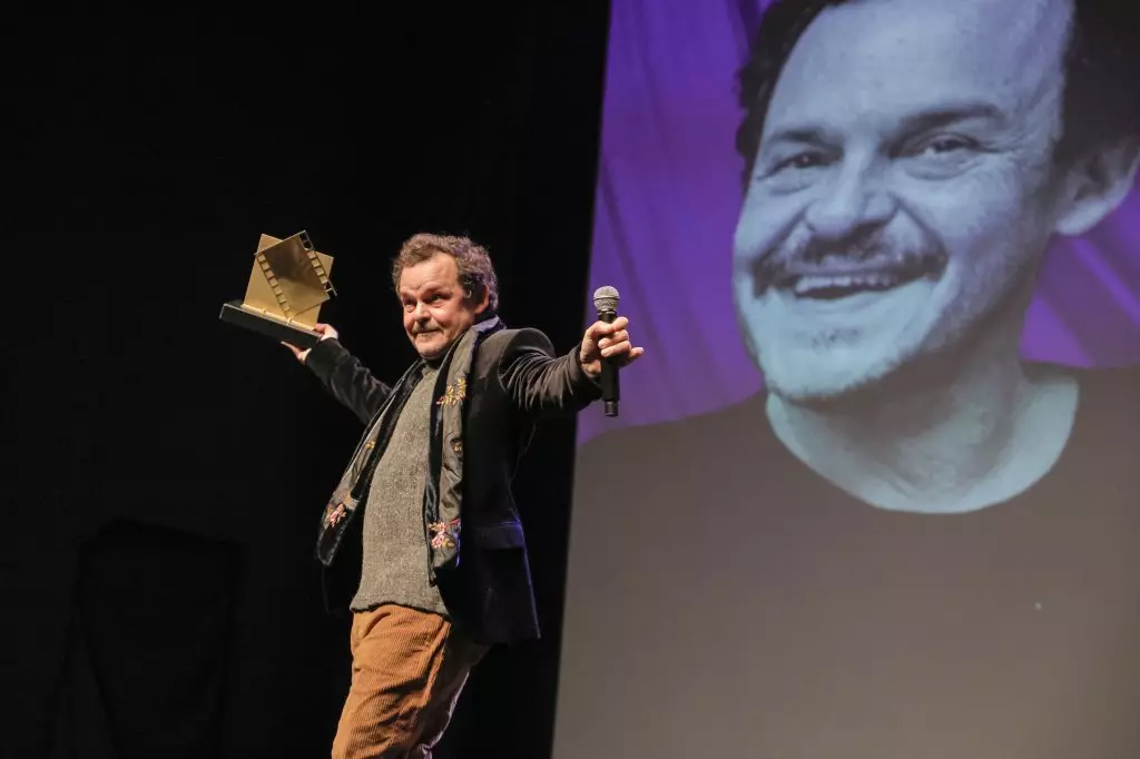 03542 | 10/08/2024 - 52º Festival de Cinema de Gramado - Matheus Nachtergaele recebe o troféu Oscarito, entregue pelo curador do Festival, Marcos Santuário | Foto: Cleiton Thiele/Agência Pressphoto