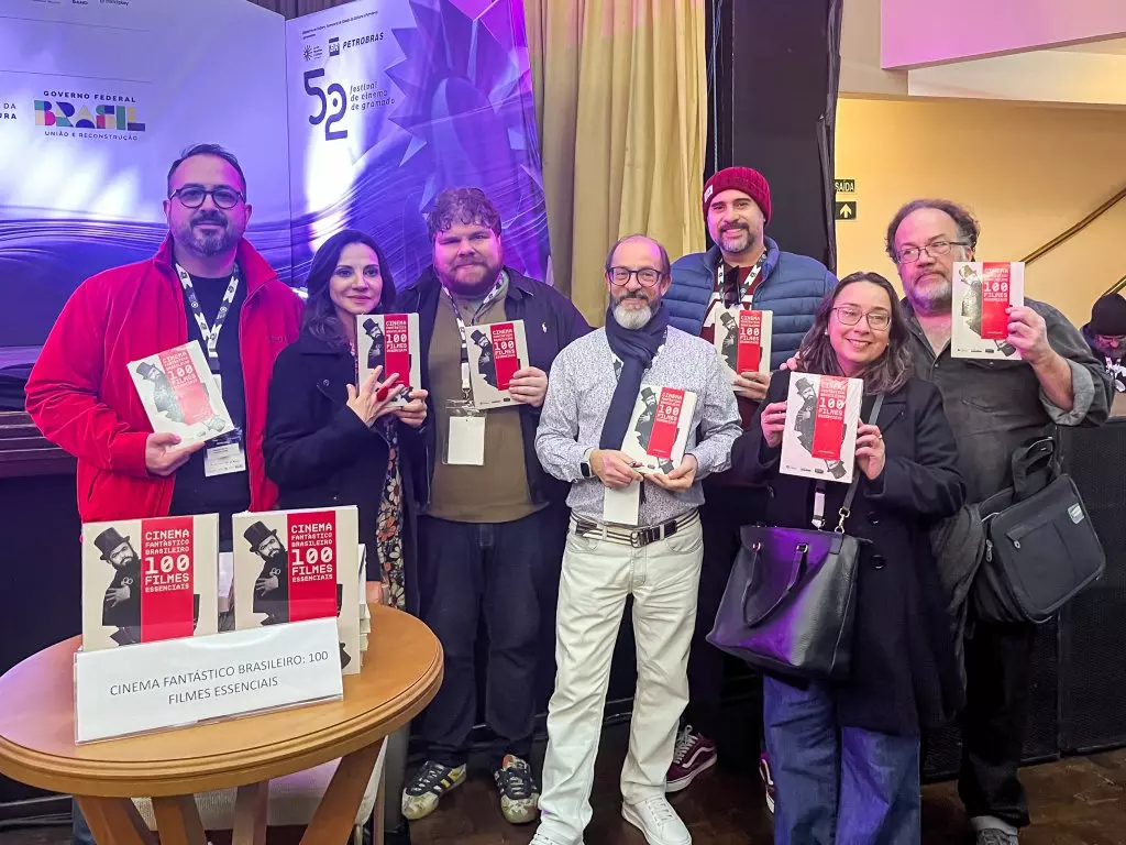 06803 | 13/08/2024 - 52º Festival de Cinema de Gramado - Curador do Festival, Marcos Santuário, com autores do livro "Cinema Fantástico Brasileiro: 100 Filmes Essenciais" | Foto oficial: Edison Vara/Agência Pressphoto