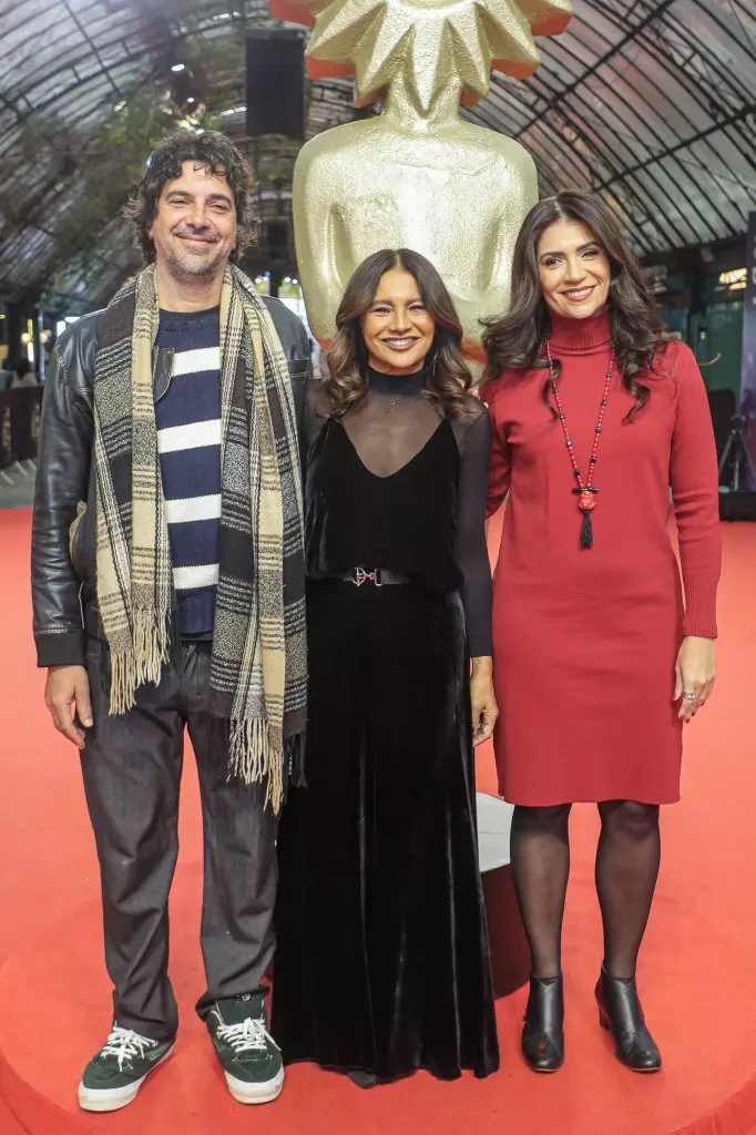 06940 | 13/08/2024 - 52º Festival de Cinema de Gramado - Diretor de fotografia Pablo Baião, atriz roteirista e diretora Dira Paes, produtora executiva Eliane Ferreira, do longa-metragem brasileiro "Pasárgada" com a equipe | Foto oficial: Edison Vara/Agência Pressphoto