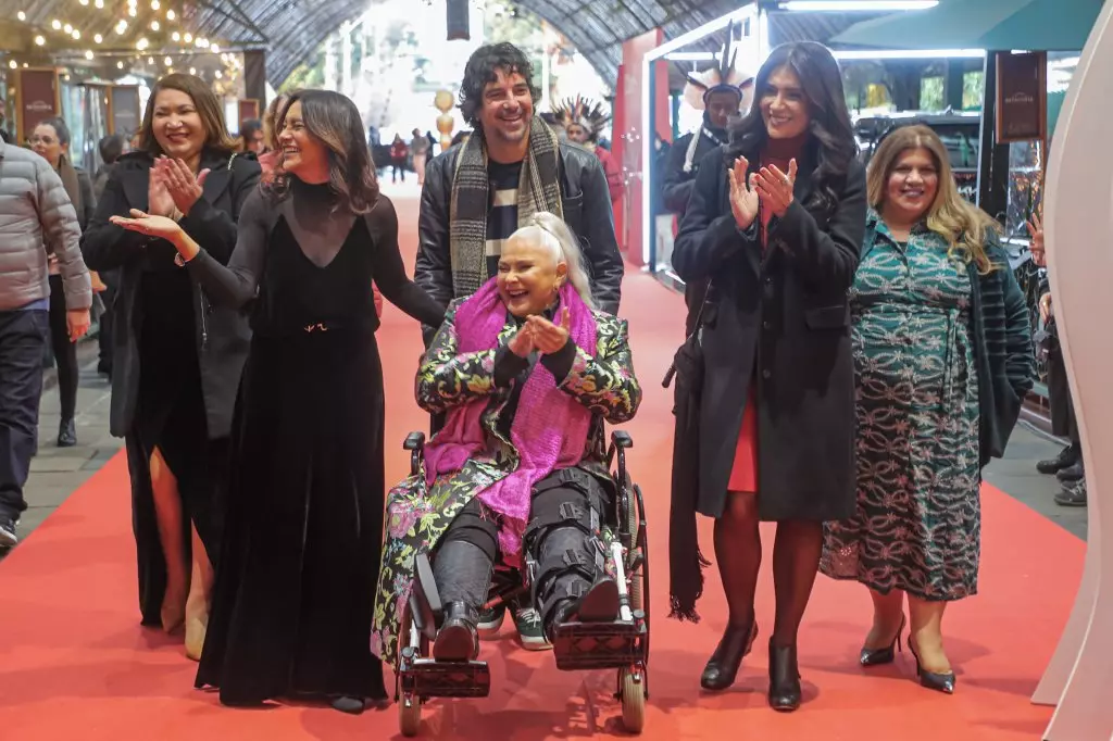 07051 | 13/08/2024 - 52º Festival de Cinema de Gramado - Atriz, roteirista e diretora Dira Paes, do longa-metragem brasileiro "Pasárgada" com a equipe | Foto oficial: Edison Vara/Agência Pressphoto