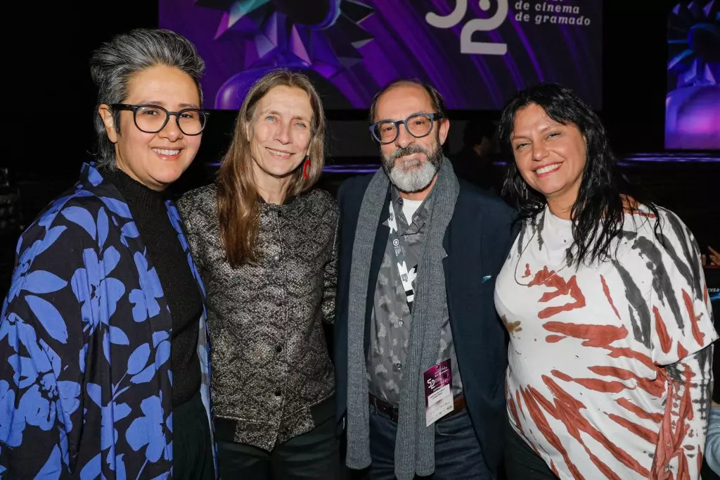 08700 | 14/08/2024 - 52º Festival de Cinema de Gramado - Diretora Juliana Rojas do longa-metragem brasileiro "Cidade; Campo", homenageada Kikito de Cristal, Mariëtte Rissenbeek, curador do Festival, Marcos Santuário, e a produtora Luciana Dolabella | Foto oficial: Cleiton Thiele/Agência Pressphoto