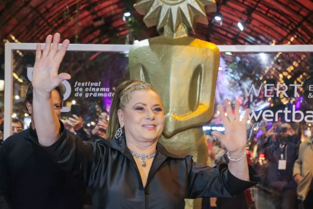 09200 | 14/08/2024 - 52º Festival de Cinema de Gramado - Calçada da fama com a atriz e homenageada com troféu "Cidade de Gramado", Vera Fischer | Foto oficial: Edison Vara/Agência Pressphoto