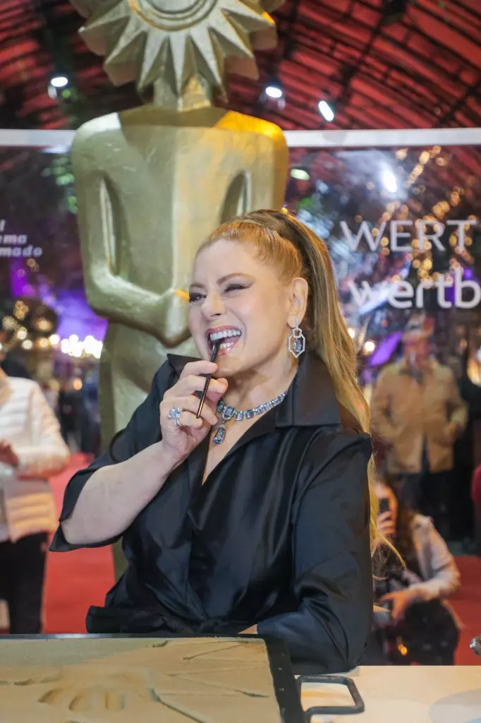 09214 | 14/08/2024 - 52º Festival de Cinema de Gramado - Calçada da fama com a atriz e homenageada com troféu "Cidade de Gramado", Vera Fischer | Foto oficial: Edison Vara/Agência Pressphoto