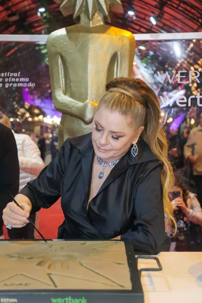 09216 | 14/08/2024 - 52º Festival de Cinema de Gramado - Calçada da fama com a atriz e homenageada com troféu "Cidade de Gramado", Vera Fischer | Foto oficial: Edison Vara/Agência Pressphoto