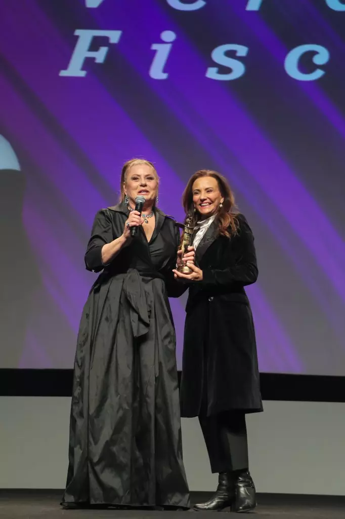 09803 | 14/08/2024 - 52º Festival de Cinema de Gramado - Atriz Vera Fischer recebe o troféu "Cidade de Gramado" e a presidente da Gramadotur Rosa Helena Pereira Volk | Foto oficial: Edison Vara/Agência Pressphoto