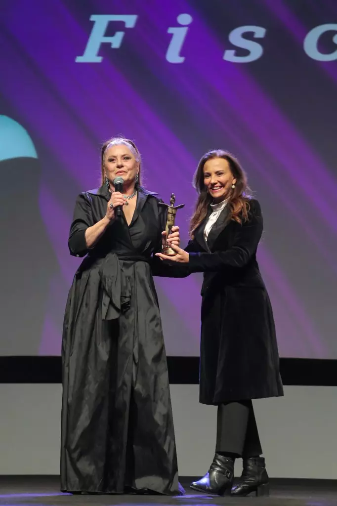 09805 | 14/08/2024 - 52º Festival de Cinema de Gramado - Atriz Vera Fischer recebe o troféu "Cidade de Gramado" e a presidente da Gramadotur Rosa Helena Pereira Volk | Foto oficial: Edison Vara/Agência Pressphoto