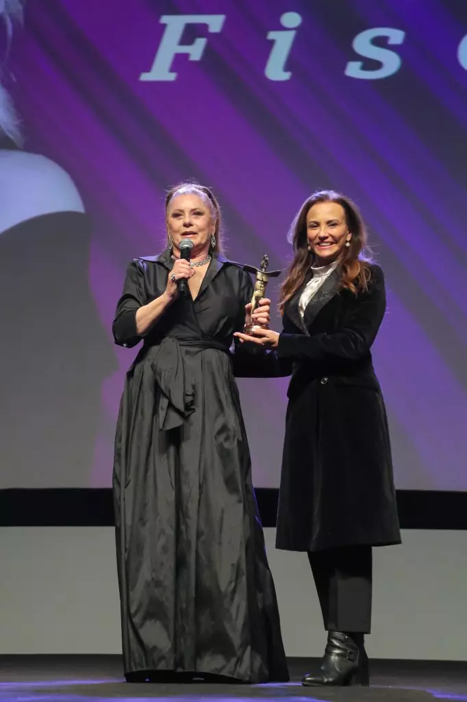 09808 | 14/08/2024 - 52º Festival de Cinema de Gramado - Atriz Vera Fischer recebe o troféu "Cidade de Gramado" e a presidente da Gramadotur Rosa Helena Pereira Volk | Foto oficial: Edison Vara/Agência Pressphoto