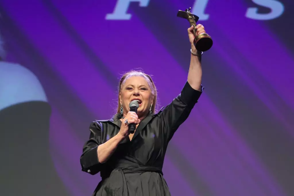 09817 | 14/08/2024 - 52º Festival de Cinema de Gramado - Atriz Vera Fischer recebe o troféu "Cidade de Gramado" | Foto oficial: Edison Vara/Agência Pressphoto