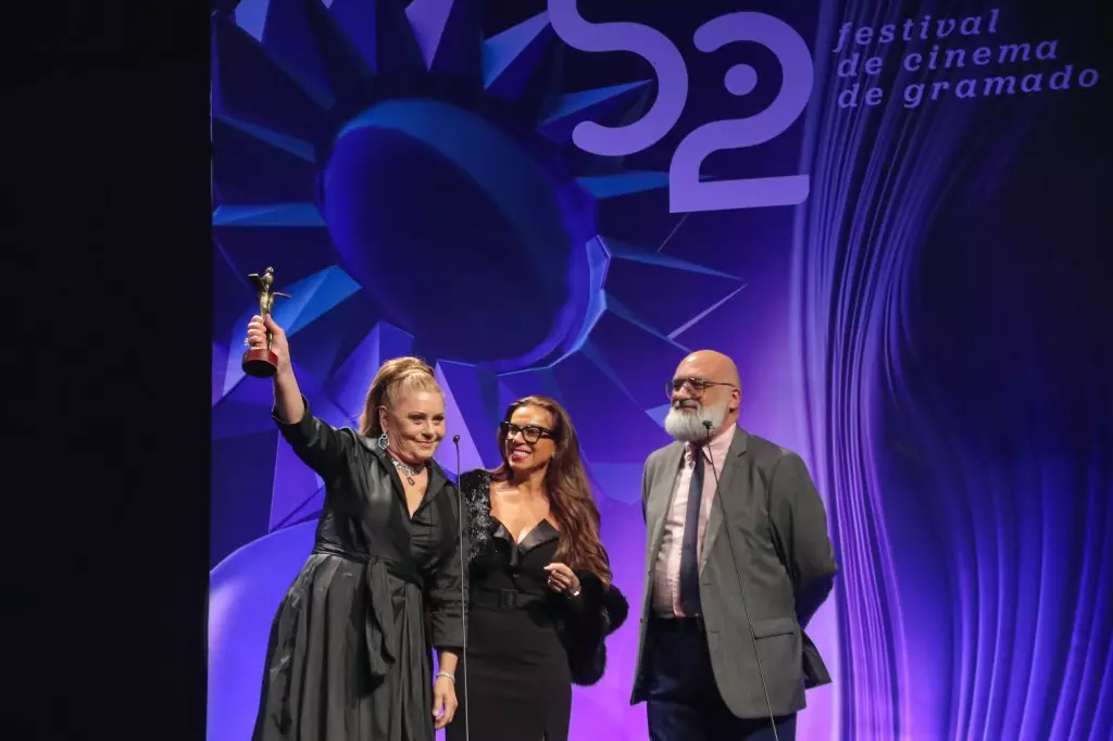 09848 | 14/08/2024 - 52º Festival de Cinema de Gramado - Atriz Vera Fischer recebe o troféu "Cidade de Gramado" | Foto oficial: Edison Vara/Agência Pressphoto