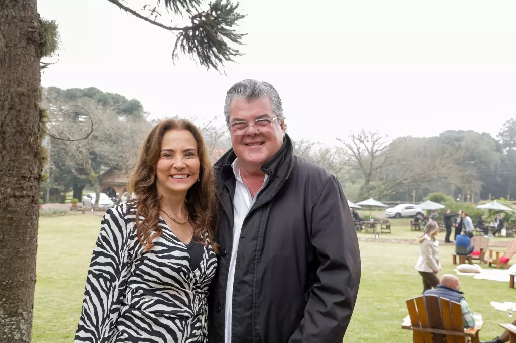 14220 | 17/08/2024 - 52º Festival de Cinema de Gramado - Assado das Estrelas - Presidente da Gramadotur, Rosa Helena Pereira Volk e o presidente da Kia Brasil, José Luiz Gandini | Foto oficial: Cleiton Thiele/Agência Pressphoto