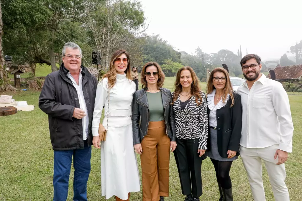 14236 | 17/08/2024 - 52º Festival de Cinema de Gramado - Assado das Estrelas - Presidente da Kia Brasil José Luiz Gandini e esposa Leila Schuster, Primeira-dama de Gramado, Jandira Tissot, presidente da Gramadotur, Rosa Helena Pereira Volk, diretora de eventos da Gramadotur, Tatiana Ferreira e Klaus Schuster | Foto oficial: Cleiton Thiele/Agência Pressphoto