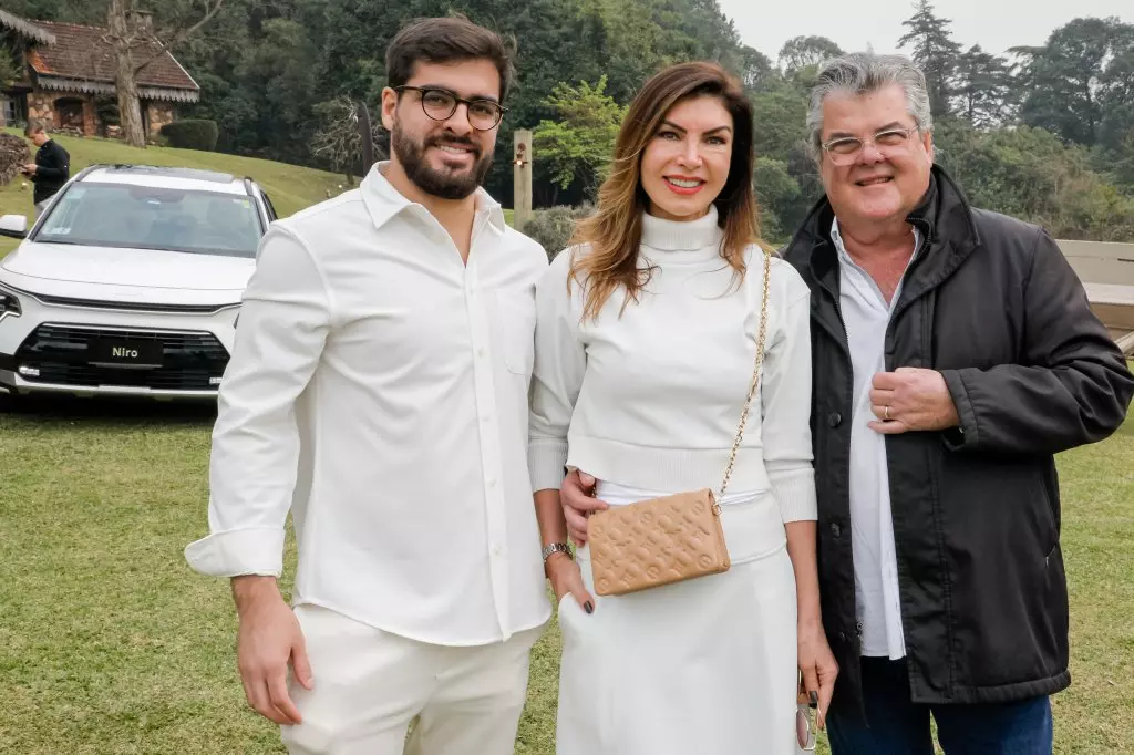 14291 | 17/08/2024 - 52º Festival de Cinema de Gramado - Assado das Estrelas - Klaus Schuster com presidente da Kia Brasil José Luiz Gandini e esposa Leila Schuster | Foto oficial: Cleiton Thiele/Agência Pressphoto