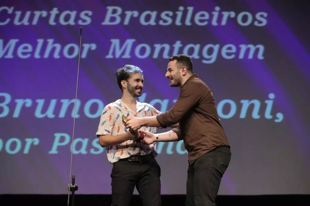 14428 | 17/08/2024 - 52º Festival de Cinema de Gramado - Bruno Carboni recebe o prêmio de melhor montagem por “Pastrana”, entregue por Guilherme Vasconcelos, gerente de marketing da Cerveza Patagônia no Rio Grande do Sul | Foto oficial: Edison Vara/Agência Pressphoto