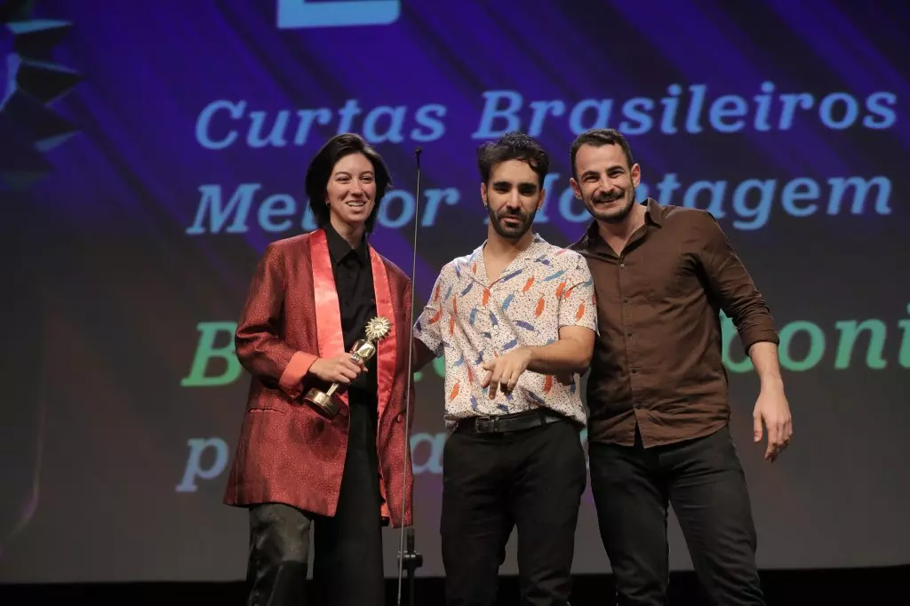 14429 | 17/08/2024 - 52º Festival de Cinema de Gramado - Bruno Carboni recebe o prêmio de melhor montagem por “Pastrana”, entregue por Guilherme Vasconcelos, gerente de marketing da Cerveza Patagônia no Rio Grande do Sul | Foto oficial: Edison Vara/Agência Pressphoto