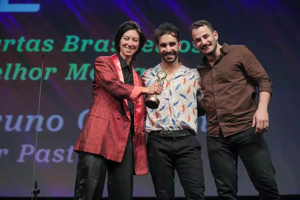 14430 | 17/08/2024 - 52º Festival de Cinema de Gramado - Bruno Carboni recebe o prêmio de melhor montagem por “Pastrana”, entregue por Guilherme Vasconcelos, gerente de marketing da Cerveza Patagônia no Rio Grande do Sul | Foto oficial: Edison Vara/Agência Pressphoto