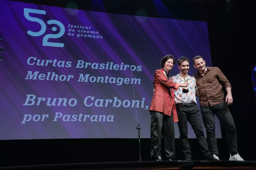 14431 | 17/08/2024 - 52º Festival de Cinema de Gramado - Bruno Carboni recebe o prêmio de melhor montagem por “Pastrana”, entregue por Guilherme Vasconcelos, gerente de marketing da Cerveza Patagônia no Rio Grande do Sul | Foto oficial: Cleiton Thiele/Agência Pressphoto