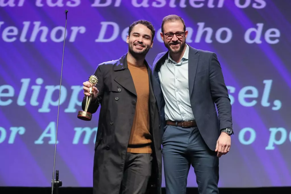 14450 | 17/08/2024 - 52º Festival de Cinema de Gramado - Liniker recebe o prêmio de melhor trilha sonora por “Ponto e Vírgula”, entregue por Mayumi Fugiwara, gerente nacional de eventos Johnnie Walker | Foto oficial: Edison Vara/Agência Pressphoto