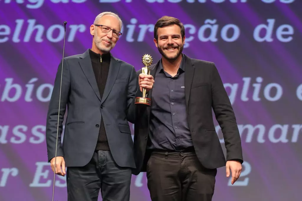 14478 | 17/08/2024 - 52º Festival de Cinema de Gramado - Fabíola Bonofiglio e Massimo Santomarco recebem o prêmio de melhor direção de arte por “Estômago 2: O Poderoso Chef”, entregue por Pedro Henrique Nogueira Gallina, executivo de fretamentos da Helisul | Foto oficial: Edison Vara/Agência Pressphoto