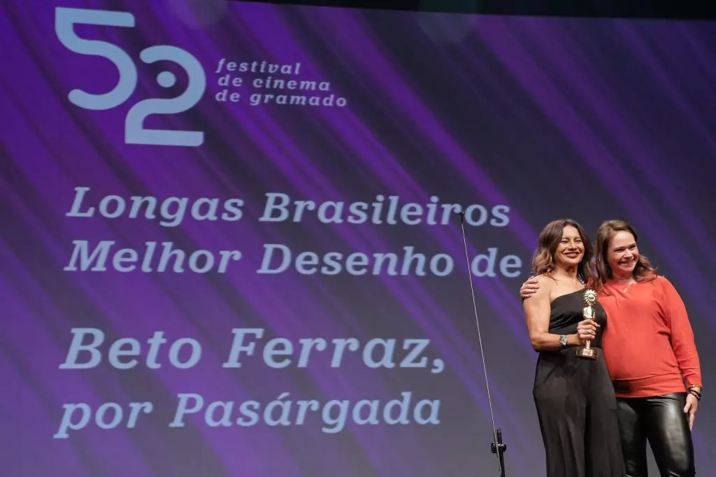 14488 | 17/08/2024 - 52º Festival de Cinema de Gramado - Beto Ferraz recebe o prêmio de melhor desenho de som por “Pasárgada”, entregue por Sinara Oliveira, coordenadora de eventos Coca-Cola Femsa Rio Grande do Sul e Santa Catarina | Foto oficial: Cleiton Thiele/Agência Pressphoto