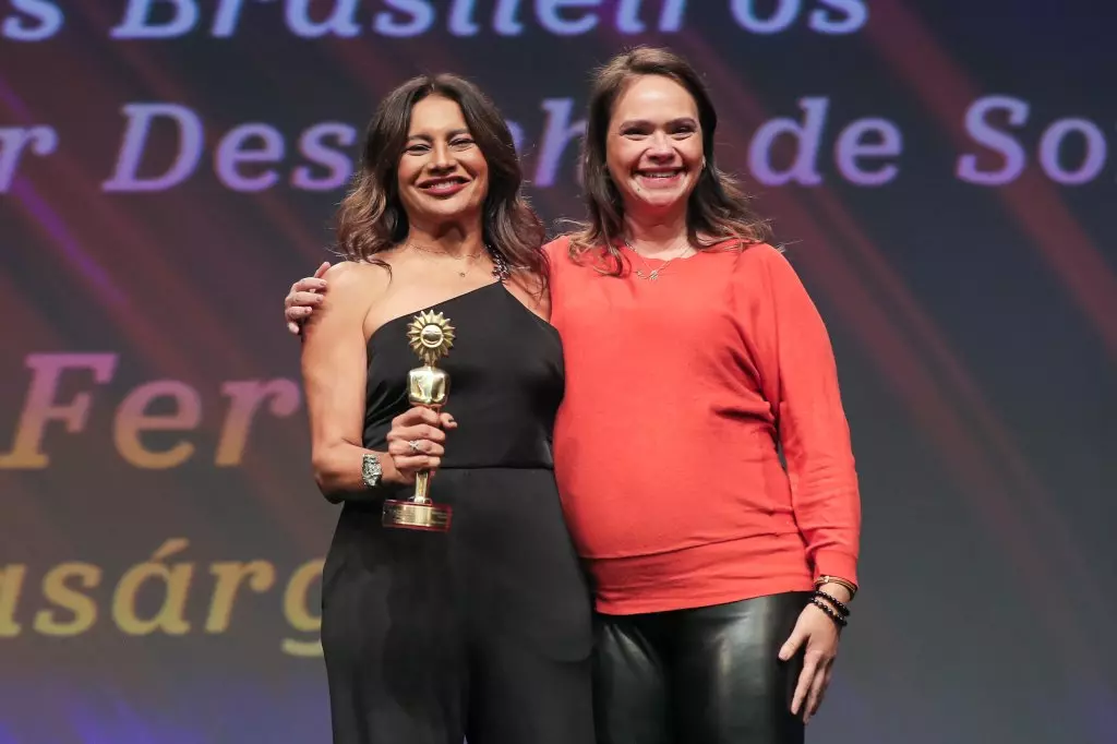 14501 | 17/08/2024 - 52º Festival de Cinema de Gramado - Beto Ferraz recebe o prêmio de melhor desenho de som por “Pasárgada”, entregue por Sinara Oliveira, coordenadora de eventos Coca-Cola Femsa Rio Grande do Sul e Santa Catarina | Foto oficial: Edison Vara/Agência Pressphoto