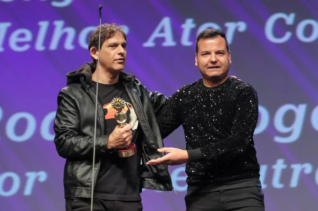 14516 | 17/08/2024 - 52º Festival de Cinema de Gramado - Rodger Rogério recebe o prêmio de melhor ator coadjuvante por “Oeste Outra Vez”, entregue por Roberson Guaraci Rocha dos Santos, coordenador de Marketing da Stemac Grupos Geradores | Foto oficial: Edison Vara/Agência Pressphoto