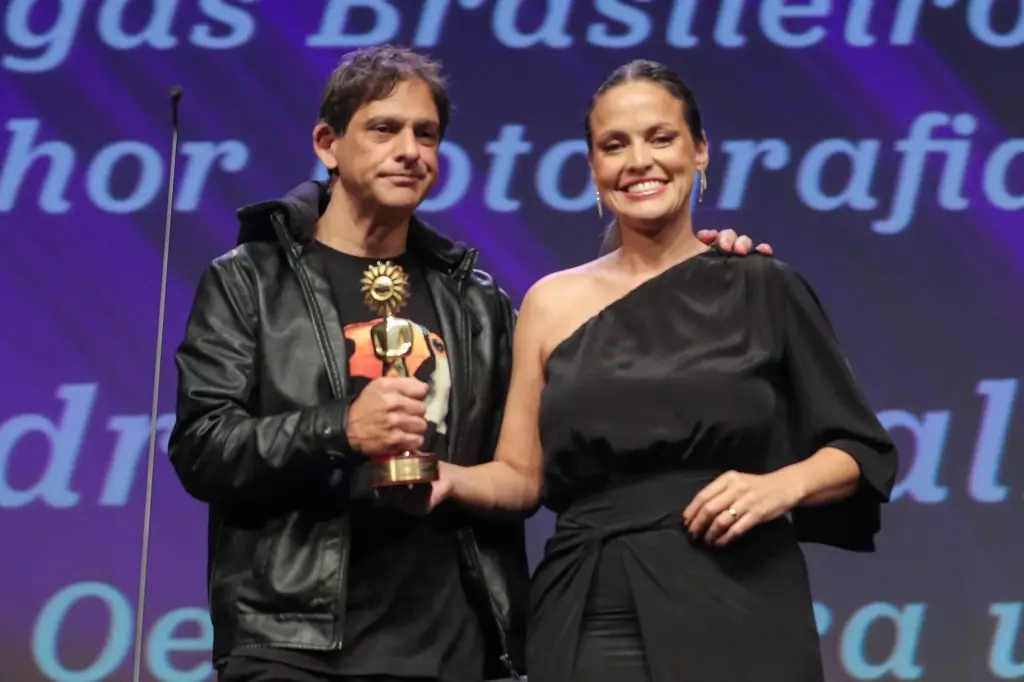 14520 | 17/08/2024 - 52º Festival de Cinema de Gramado - André Carvalheira recebe o prêmio de melhor fotografia por “Oeste Outra Vez”, entregue por Cibele Borges, superintendente do Banco do Brasil BB Asset | Foto oficial: Edison Vara/Agência Pressphoto