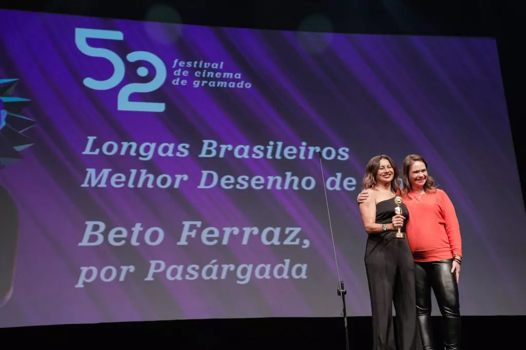 14525 | 17/08/2024 - 52º Festival de Cinema de Gramado - Beto Ferraz recebe o prêmio de melhor desenho de som por “Pasárgada”, entregue por Sinara Oliveira, coordenadora de eventos Coca-Cola Femsa Rio Grande do Sul e Santa Catarina | Foto oficial: Cleiton Thiele/Agência Pressphoto