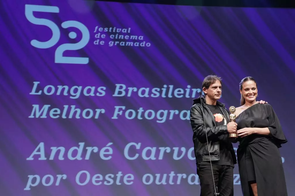 14531 | 17/08/2024 - 52º Festival de Cinema de Gramado - André Carvalheira recebe o prêmio de melhor fotografia por “Oeste Outra Vez”, entregue por Cibele Borges, superintendente do Banco do Brasil BB Asset | Foto oficial: Cleiton Thiele/Agência Pressphoto