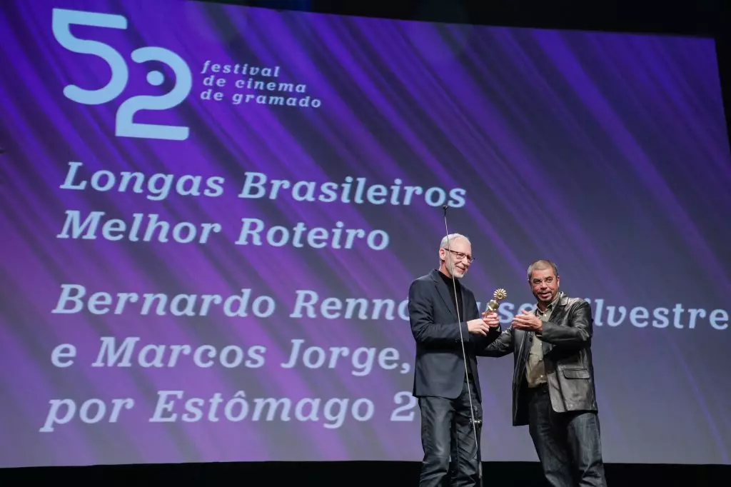 14533 | 17/08/2024 - 52º Festival de Cinema de Gramado - Bernardo Rennó, Lusa Silvestre e Marcos Jorge recebem o prêmio de melhor roteiro por “Estômago 2: O Poderoso Chef”, entregue por Marcos Rezende, assessor de comunicação da ANCINE | Foto oficial: Cleiton Thiele/Agência Pressphoto