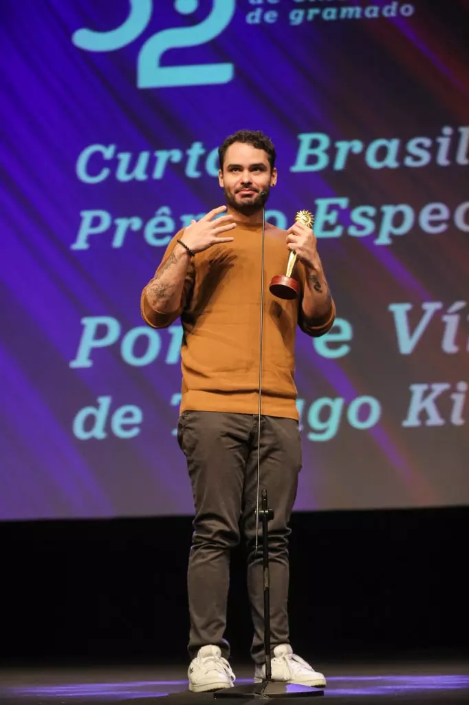 14550 | 17/08/2024 - 52º Festival de Cinema de Gramado - “Ponto e Vírgula”, de Thiago Kistenmacher recebe o prêmio Especial do Juri de curtas metragens brasileiros, entregue pela apresentadora Marla Martins | Foto oficial: Edison Vara/Agência Pressphoto