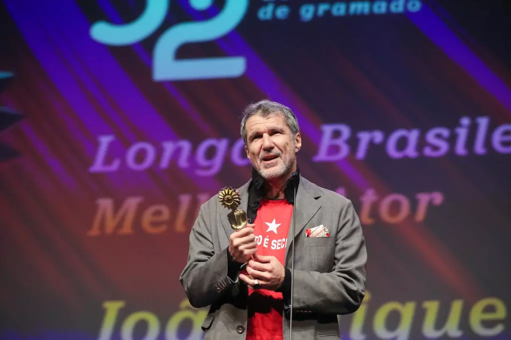 14565 | 17/08/2024 - 52º Festival de Cinema de Gramado - João Miguel e Nicola Siri recebem o prêmio de melhor ator de longas metragens por “Estômago 2: O Poderoso Chef”, entregue por Jean Lima, presidente da TV BRASIL/EBC | Foto oficial: Edison Vara/Agência Pressphoto